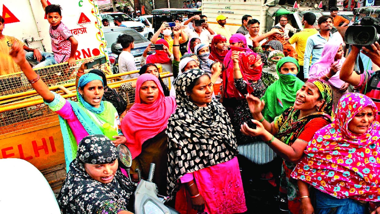 Jahangirpuri Violence People of both the communities came face to face outside the police station