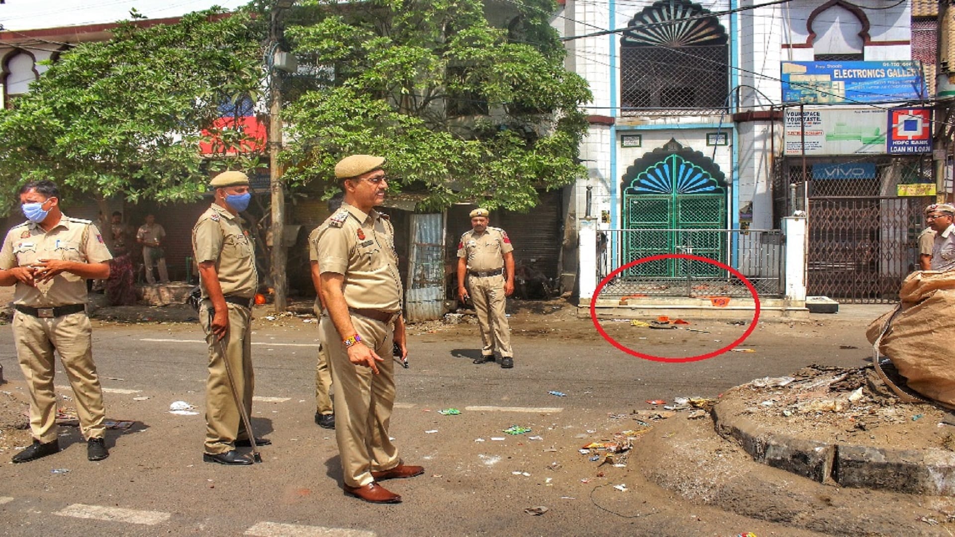 Delhi Jahangirpuri Violence Mischievous elements tried to put saffron flag inside the masjid by jumping door