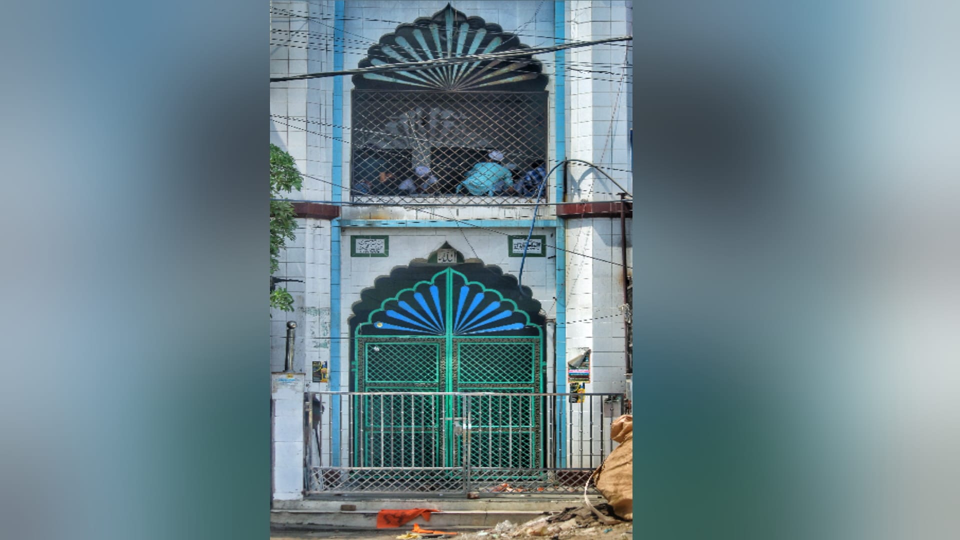 Delhi Jahangirpuri Violence Mischievous elements tried to put saffron flag inside the masjid by jumping door