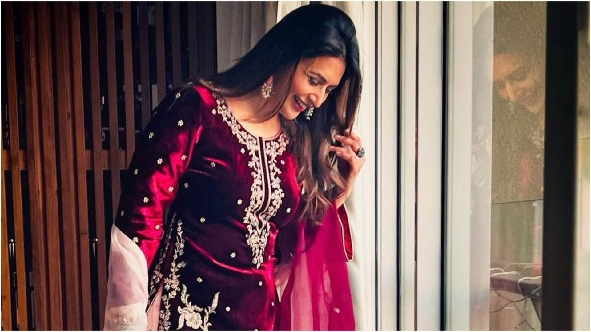 divyanka tripathi look stunning in red sharara for baba siddique iftar party