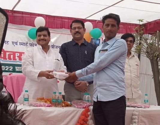 Shivpal praised Yogi government's tablet distribution scheme