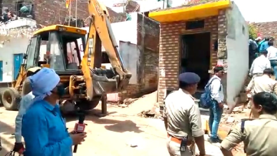 Gwalior: Bulldozers ran on the houses of two smack smugglers, the second action at the house of one of the accused, was rebuilt after breaking