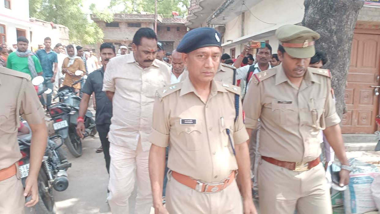 husband commited suicise after killing wife and son daughter in ghazipur they were strangled to death