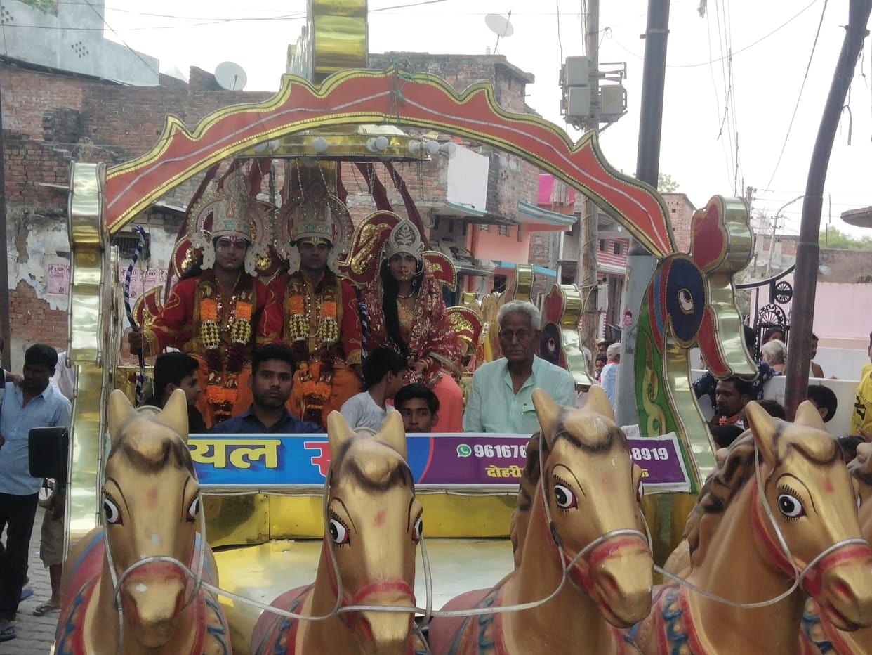 Devotees dance on the song Laddu Ram Naam Ka Kha Khao