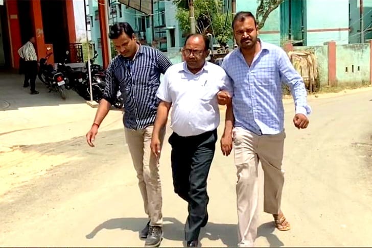 Senior clerk close to BSA arrested for taking bribe in Kannauj