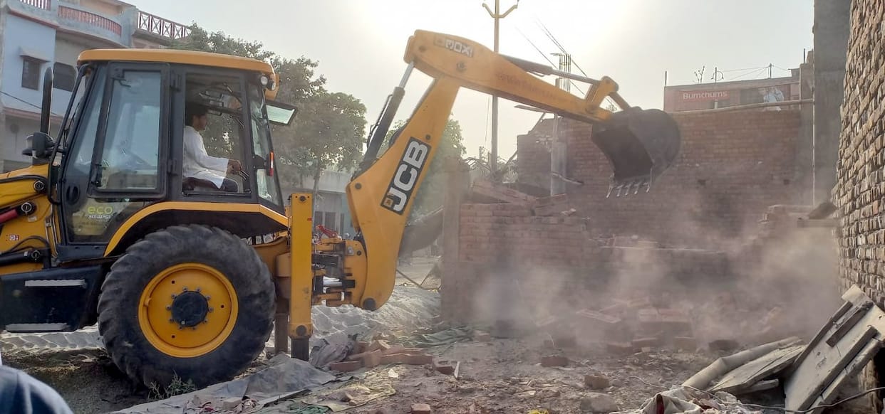 Unauthorized wall demolished, women protested