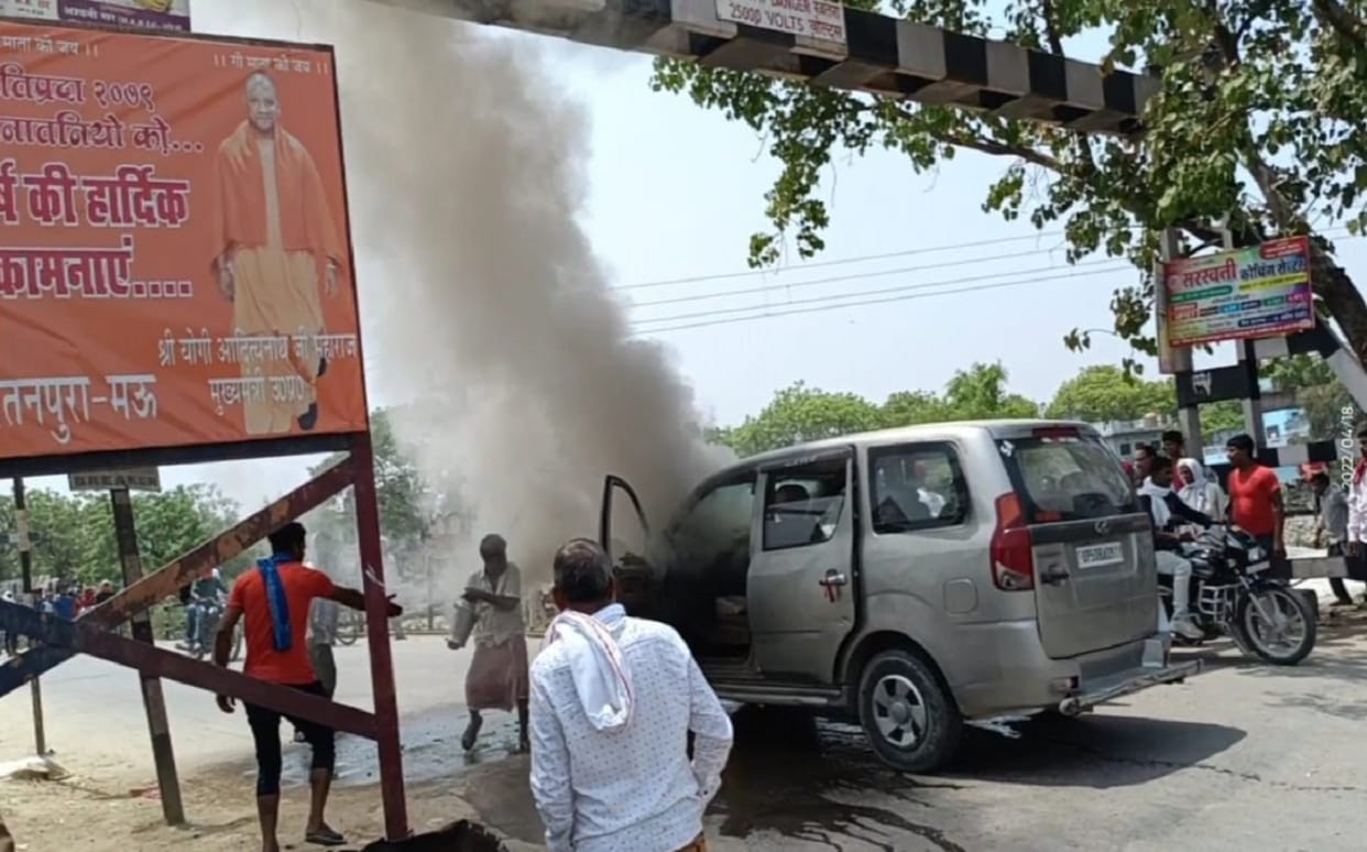 sudden fire broke out in running car in mau seven people including driver narrowly escaped