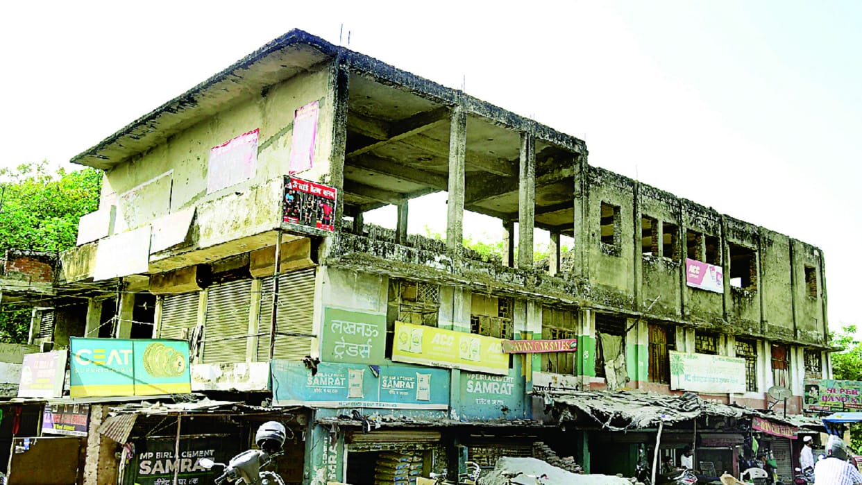 land of nagar nigam is remained useless in Lucknow.