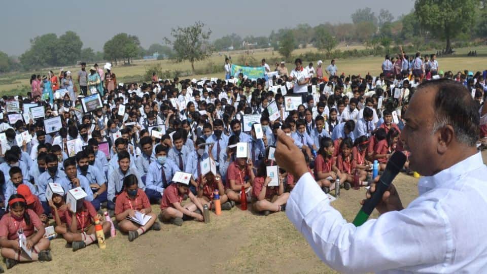 school children took oath to protect the environment on Amar Ujala foundation day