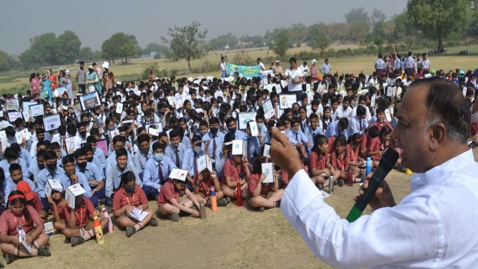 school children took oath to protect the environment on Amar Ujala foundation day