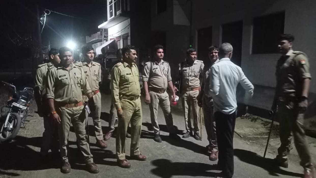 Meerut News: three youth were injured by a car and Communal tension spread in the village and police force deployed