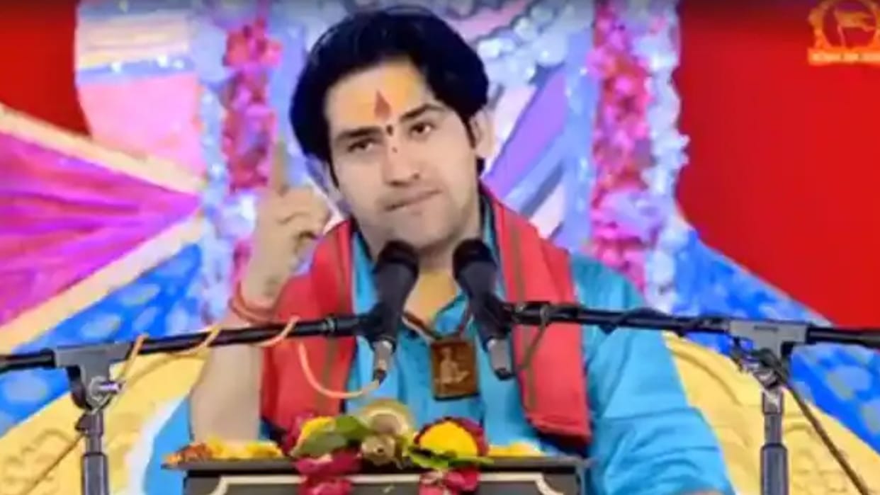 Bad words of the narrator: The priest of Bageshwar Dham in Chhatarpur told the devotees - run bulldozers at the houses of stone pelters