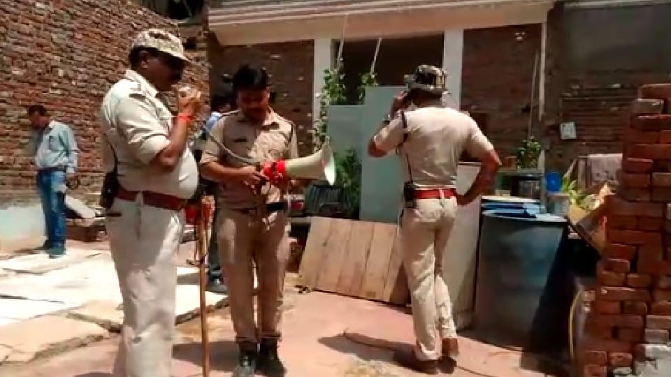 Gwalior: Bulldozers ran on the houses of two smack smugglers, the second action at the house of one of the accused, was rebuilt after breaking