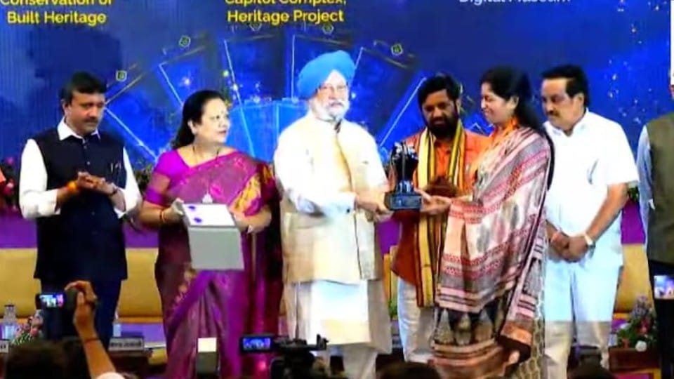 Indore: Indore, the cleanest city of the country, won six awards in the Smart City Conference
