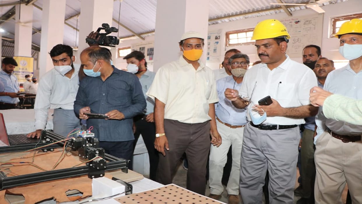 Agra Cabinet Minister Aseem Arun emphasized on technological innovation, said- India has the potential to become a world leader in some areas of technology soon.