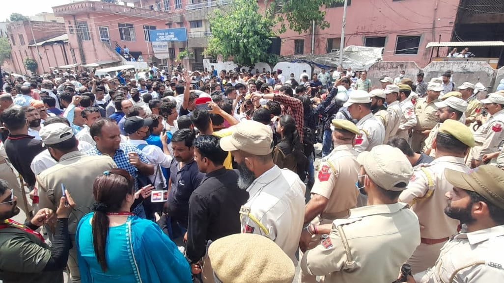Jammu PHE Dailywager workers protest at Lieutenant Governor office slight scuffle with the police happened
