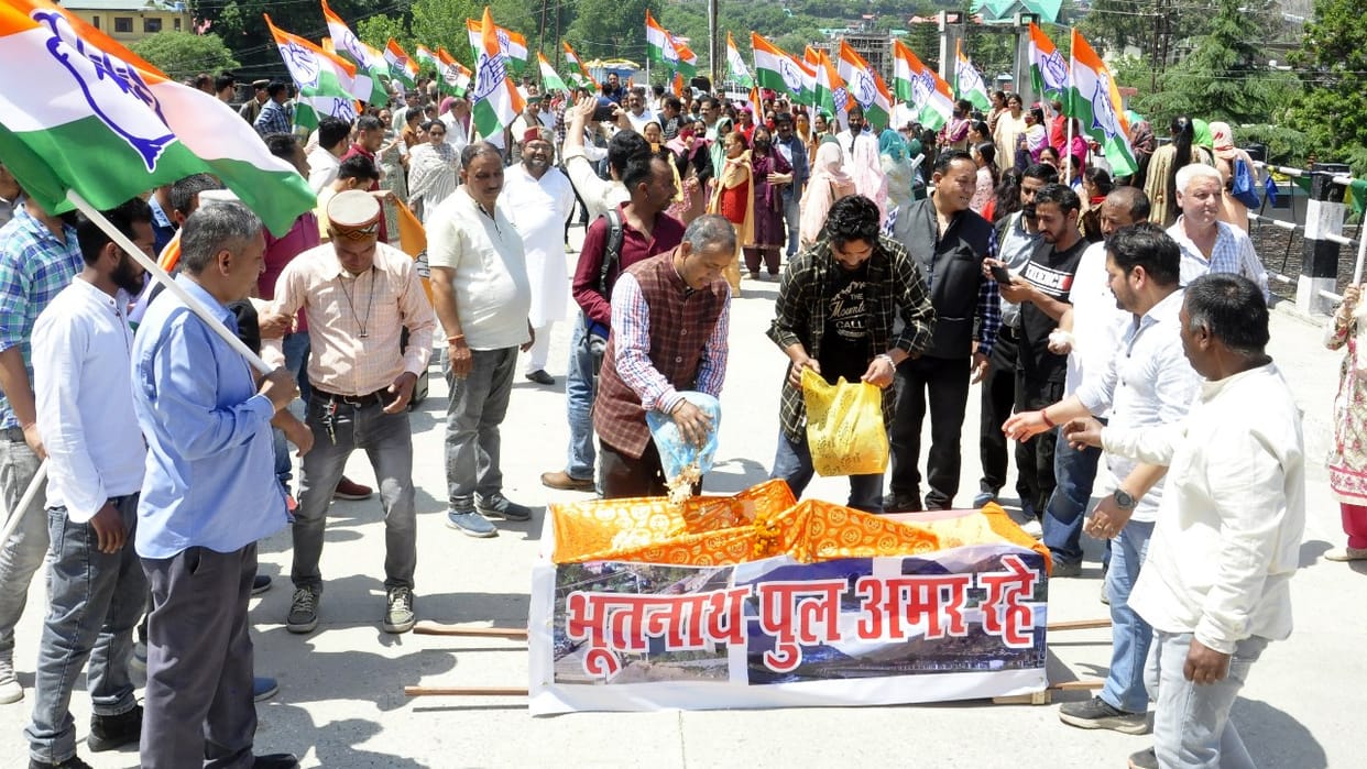 Kullu congress protest by shavyatra of Bhootnath bridge