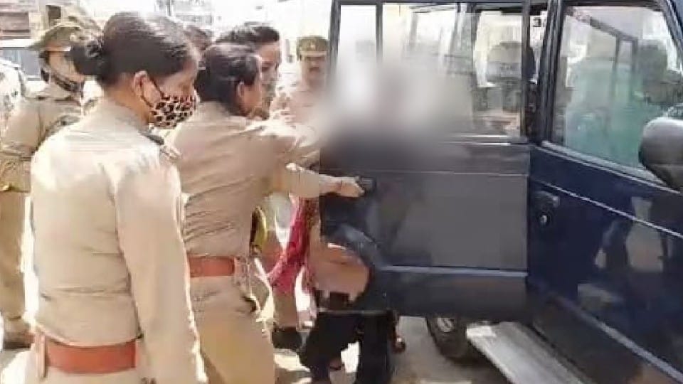 girl attempted self-immolation outside the SSP office in Agra