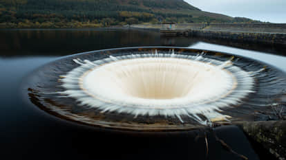 Strange Portal To Hell Between Lake In California Per Second Water Disappearing News In Hindi