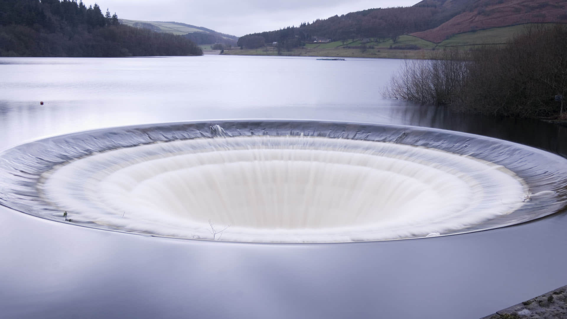 Strange Portal To Hell Between Lake In California Per Second Water Disappearing News In Hindi