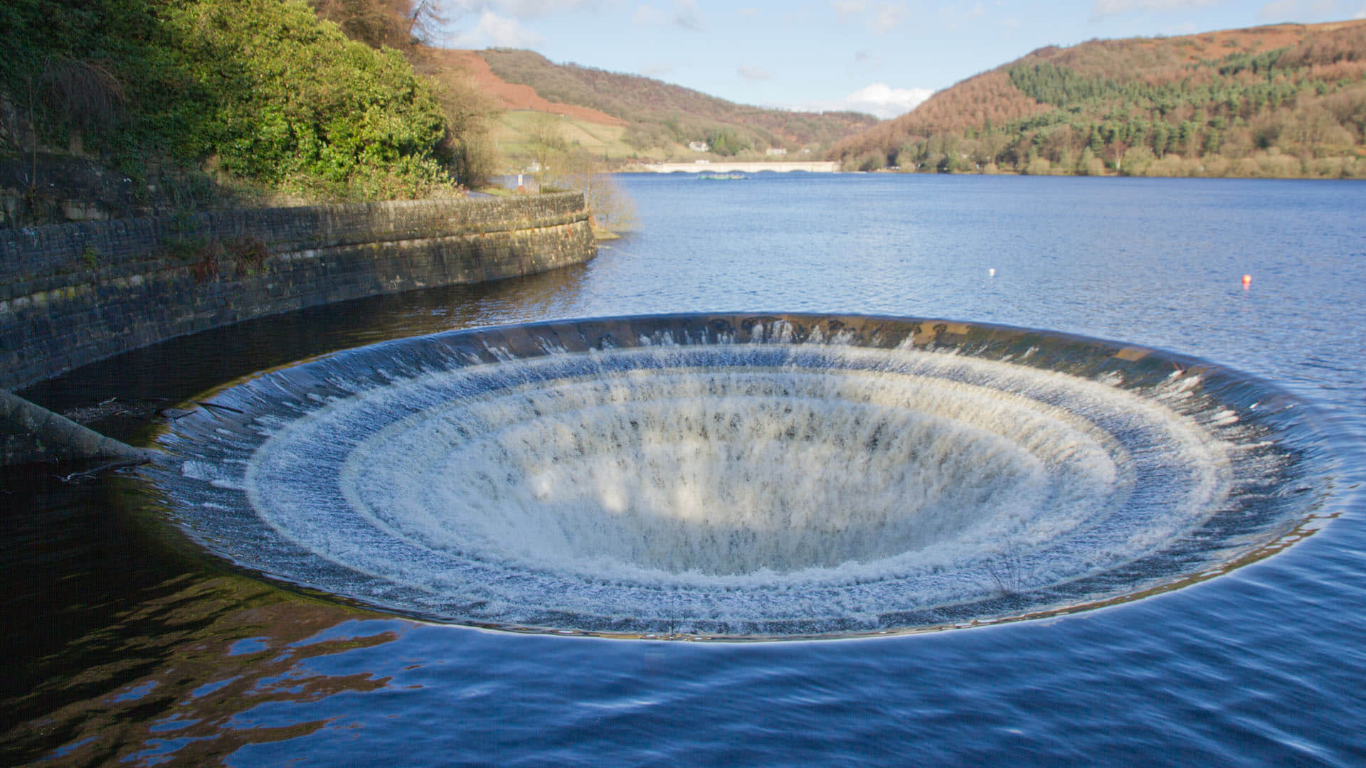 Strange Portal To Hell Between Lake In California Per Second Water Disappearing News In Hindi