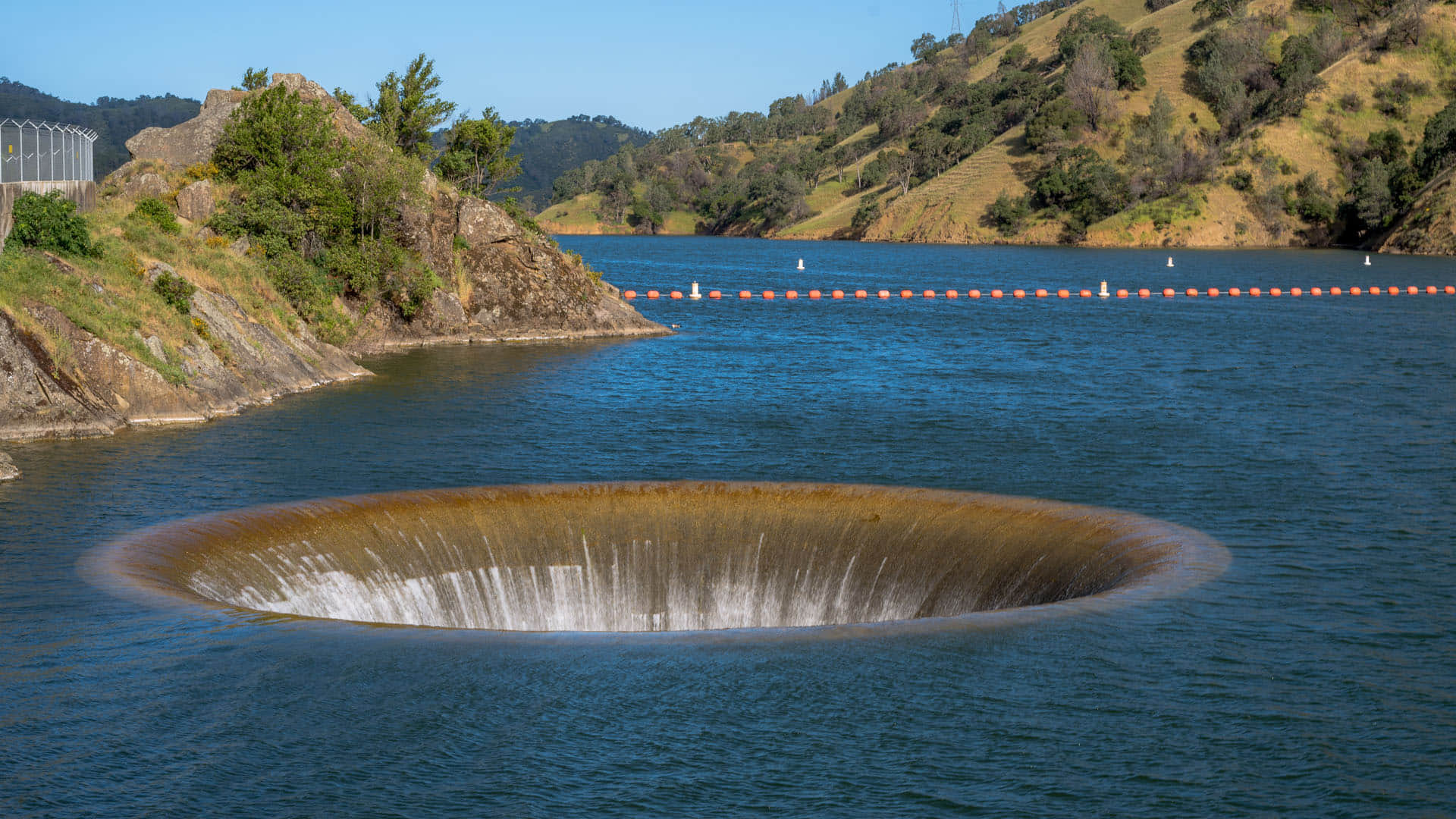Strange Portal To Hell Between Lake In California Per Second Water Disappearing News In Hindi