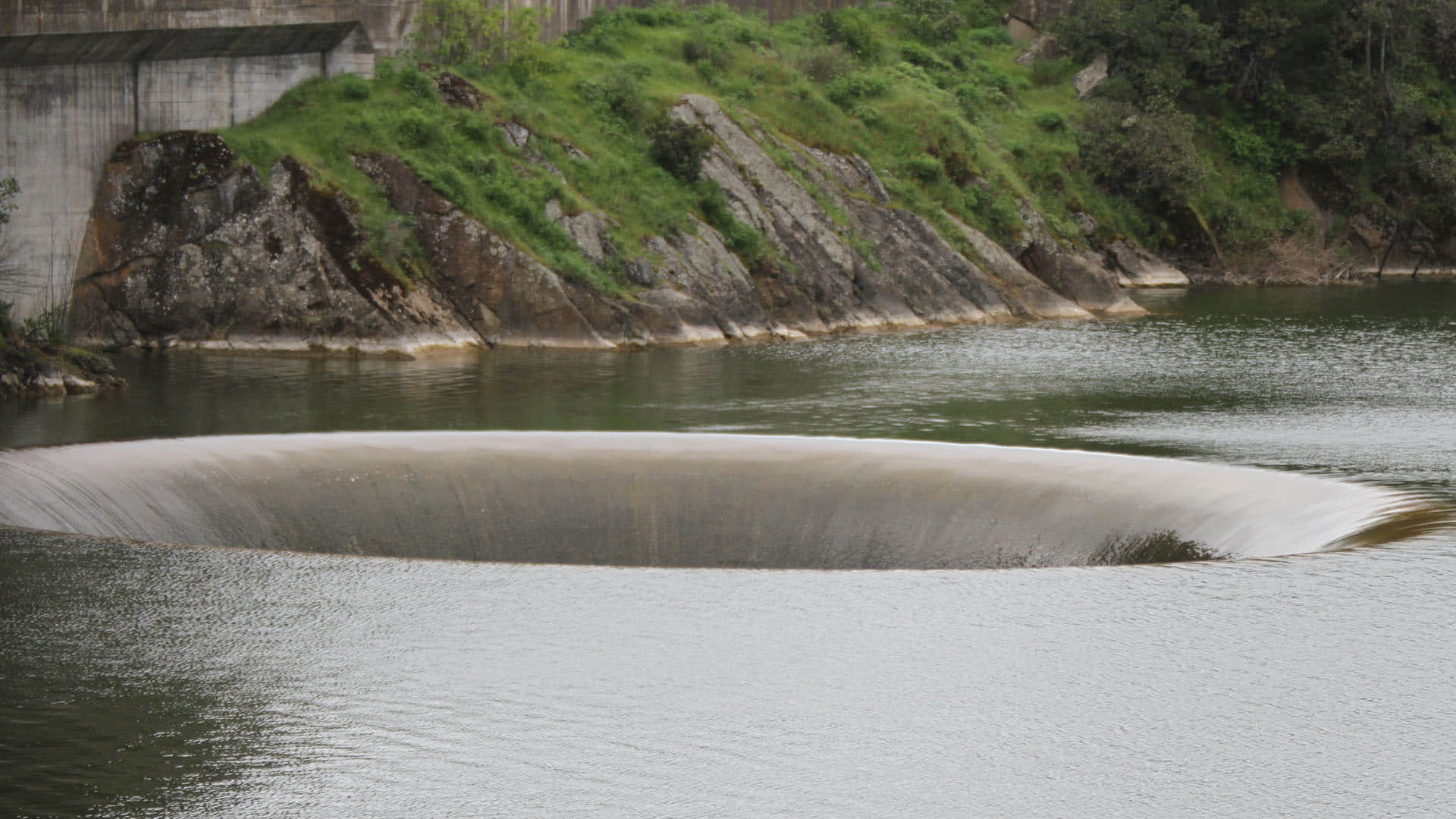 Strange Portal To Hell Between Lake In California Per Second Water Disappearing News In Hindi
