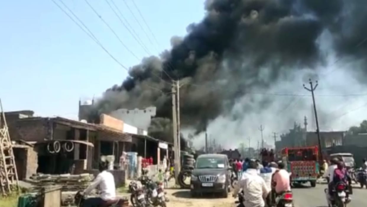 UP: Fire breaks out in spare parts shop in Saharanpur, family narrow escaped