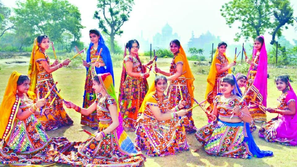 school children took oath to protect the environment on Amar Ujala foundation day