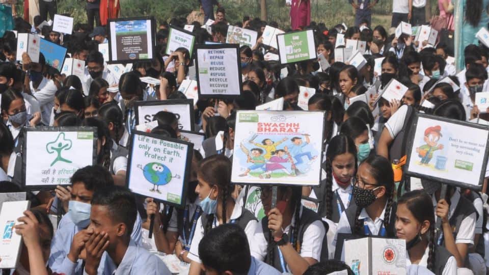 school children took oath to protect the environment on Amar Ujala foundation day