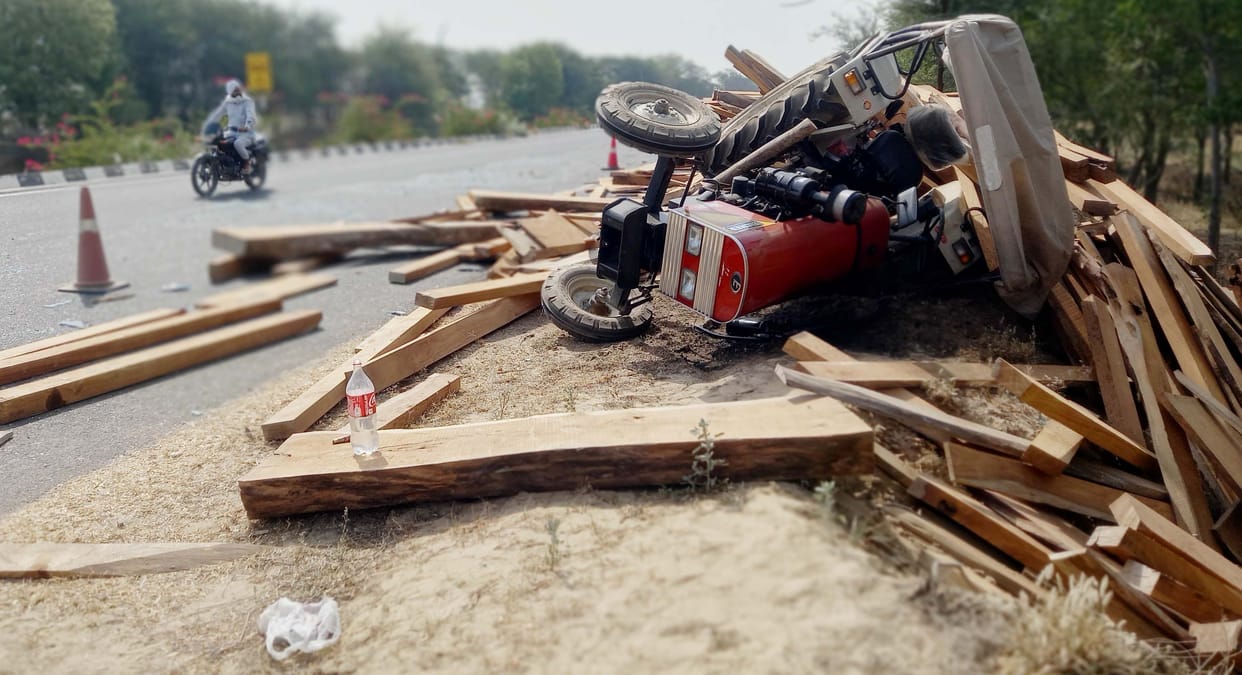 Tractor-trolley full of wood overturned due to collision with private bus, 4 people injured