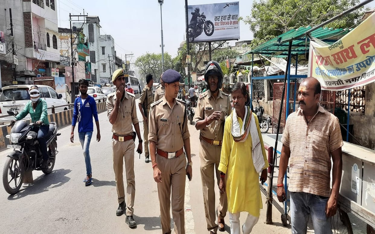 jealous young man attack on  tea seller with knife in varanasi in dispute over money