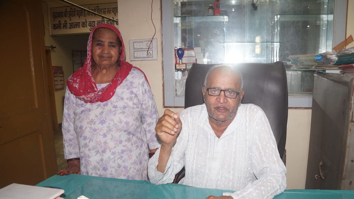 At the age of 75, Raghubir is bringing smile on the face of the homeless