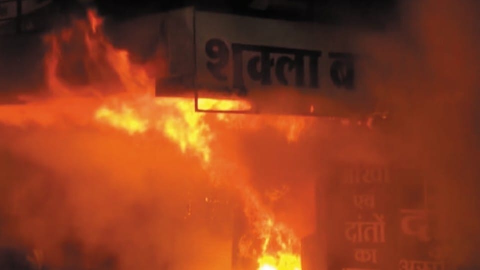 Indore: There was arson in two places in the city, a fierce fire broke out in Yashwant Plaza and a fire broke out in the warehouse of pesticides in Lasudia area.