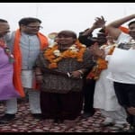 भाजपा नेता के साथ अंसार।