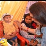 सासंद ने बच्चों को अपने हाथों से खिलाया पोषाहार