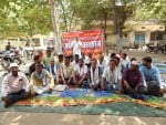 पत्रकारों की रिहाई की मांग को लेकर कलेक्ट्रेट परिसर में चल रहे क्रमिक अनशन को संबोधित करते रवि सि