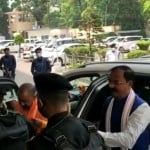 एक ही गाड़ी में पहुंचे मुख्यमंत्री योगी आदित्यनाथ व उपमुख्यमंत्री केशव प्रसाद मौर्य।
