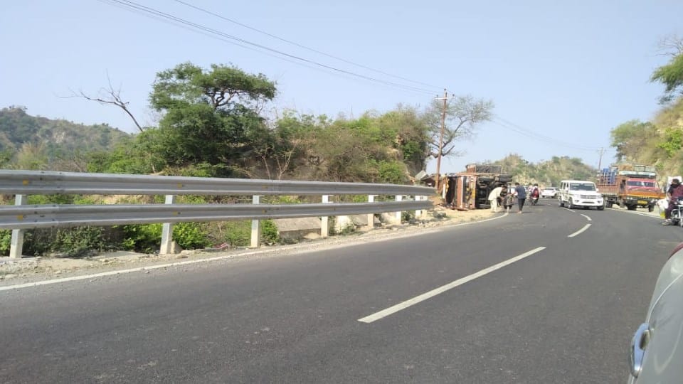 Two road accidents in Una: 12 people injured due to truck tempo overturning, child dies due to car collision