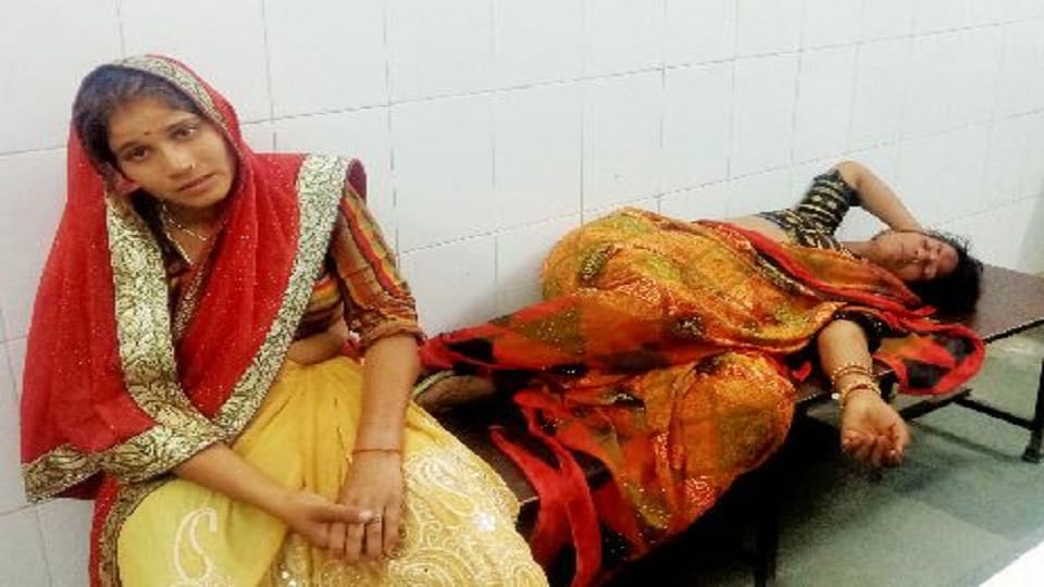 police arrested man then stone pelting started among women five injured in agra