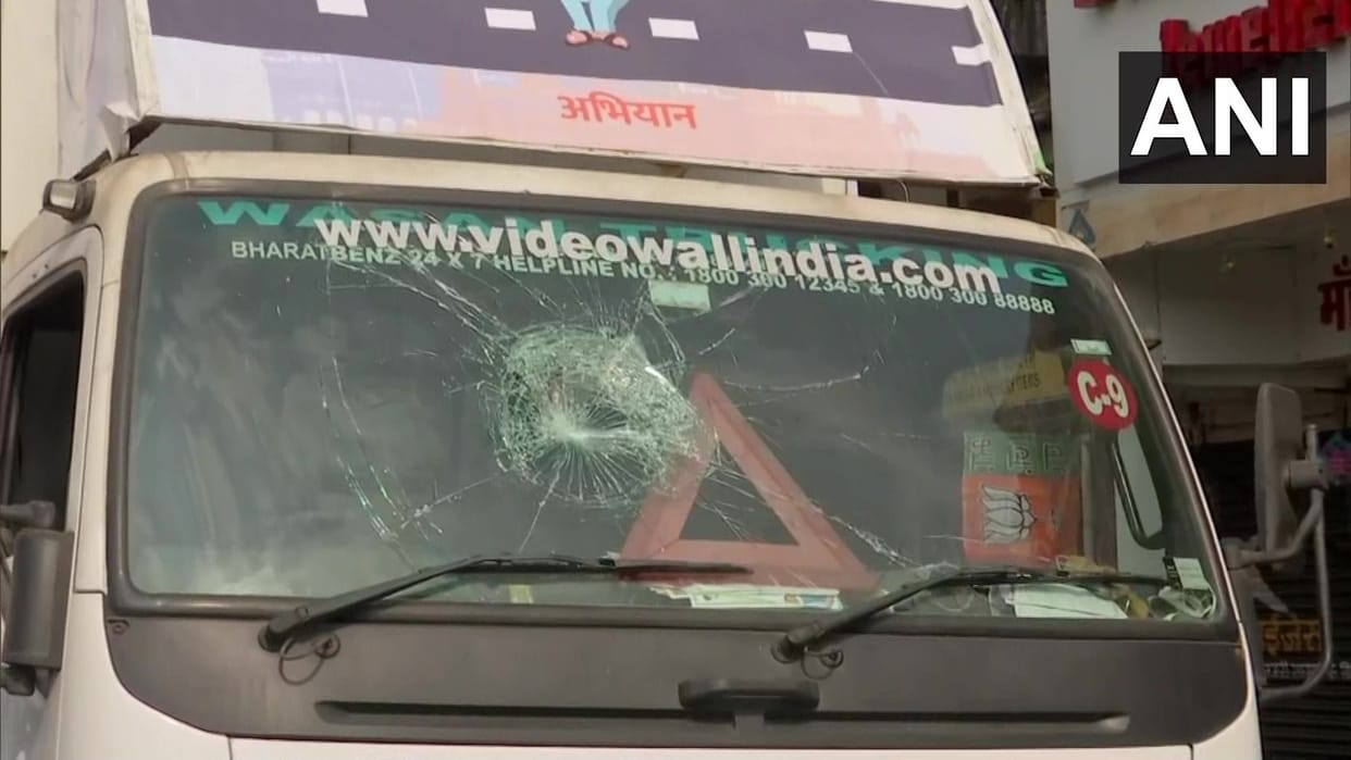 Maharashtra : attack on BJPs pol khol campaign bus in Mumbai, Four people identified, Search on to find them