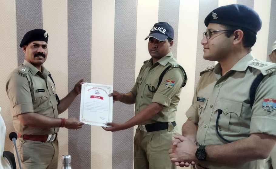 SP Bageshwar Instructs Policeman