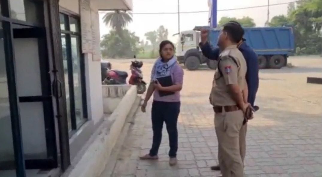Miscreants attack on petrol pump, robbed the salesman by taking hostage
