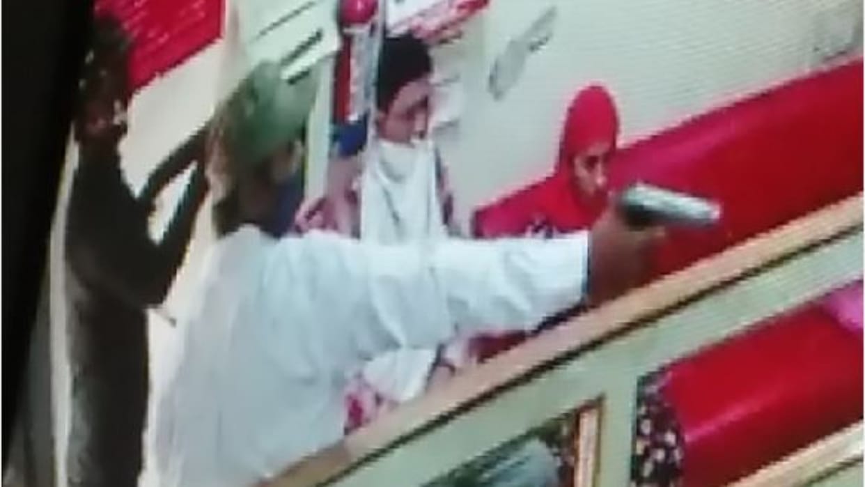 When the female worker tried to play the hooter, the miscreant pointed the pistol, 4 minutes passed in panic