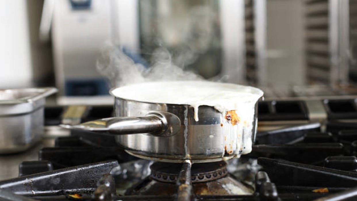 Kitchen Hacks Dishwashing Easy Ways To Clean Burnt Utensils