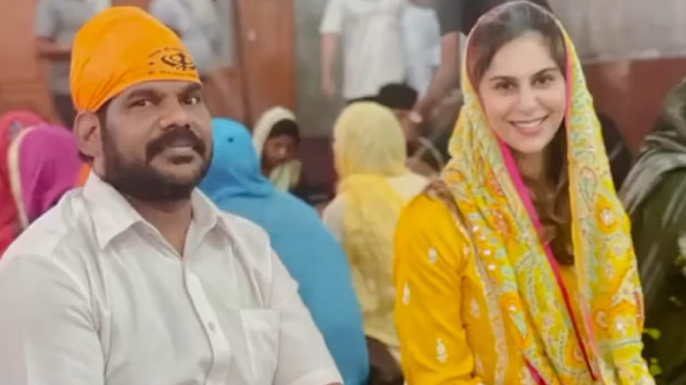 South Indian Actor Ram Charan wife upasana pays obeisance at Shri Harmandir Sahib Amritsar