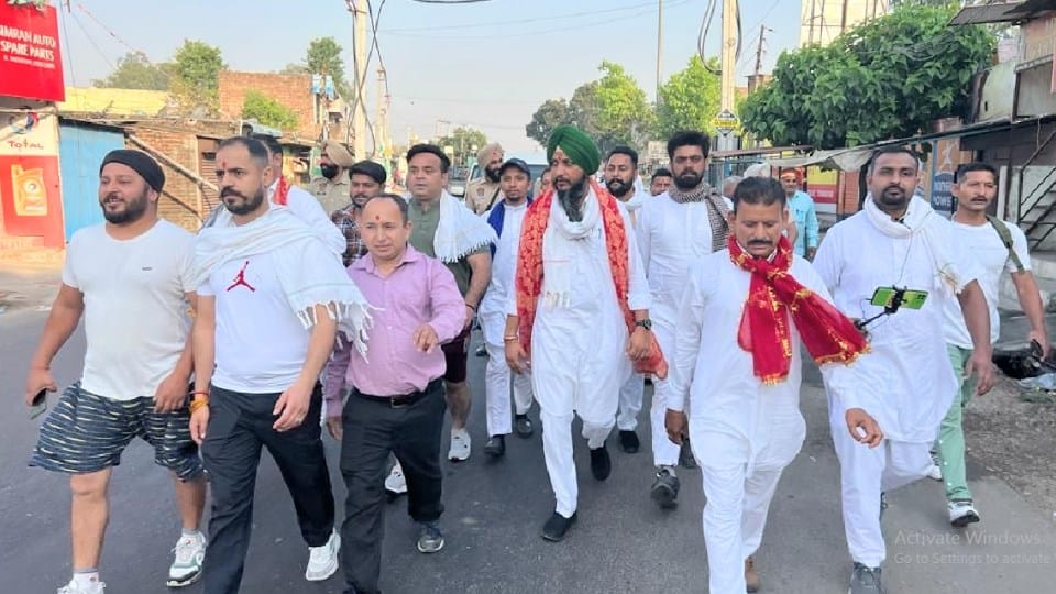 Two brothers reached Jwalamukhi on foot from Agra on fulfillment of vow, AAP MLA Karmaveer bowed his head in Chintpurni