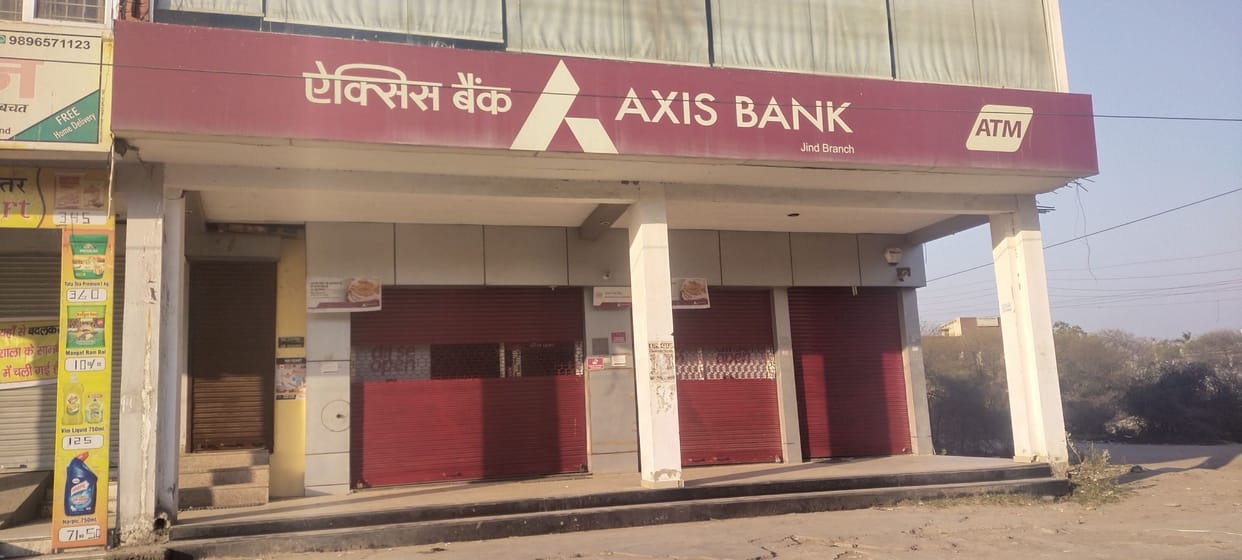Axis Bank ATM tampered with, the thief ran away after sounding the siren