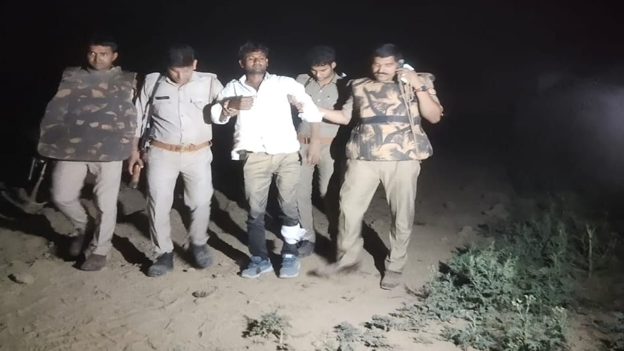 Encounter at two places in Agra Two miscreants injured due to police firing