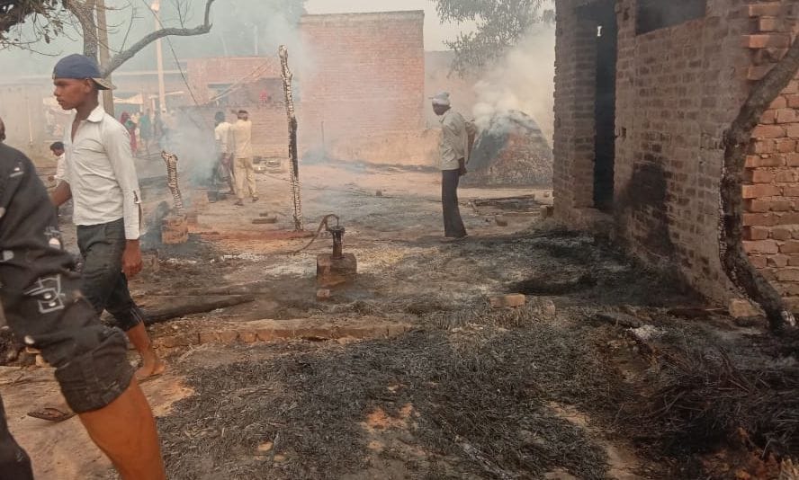 hardoi news,Fire wreaks havoc in Adniya village, 13 households ashes